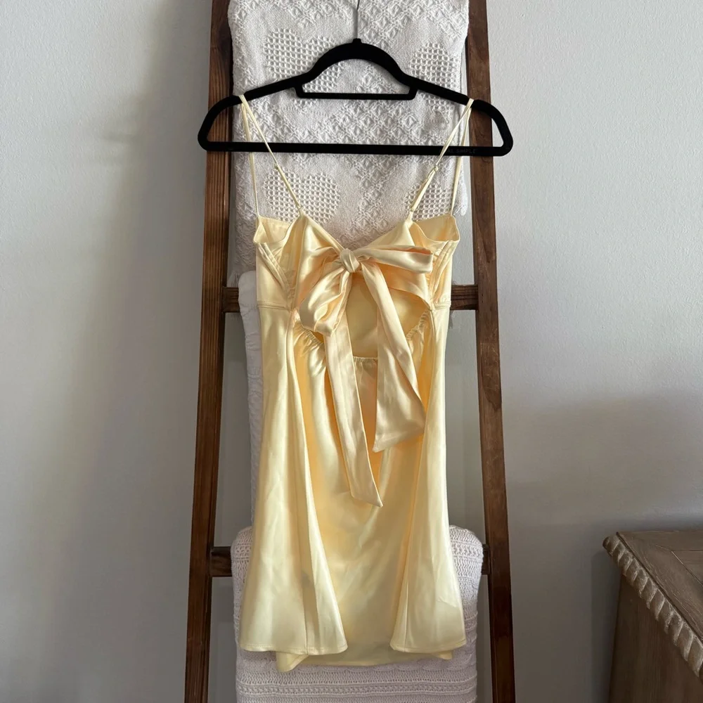 NWOT Lucy in the Sky Butter Yellow Satin Back Bow Detailed Mini Dress - Picture 4 of 4